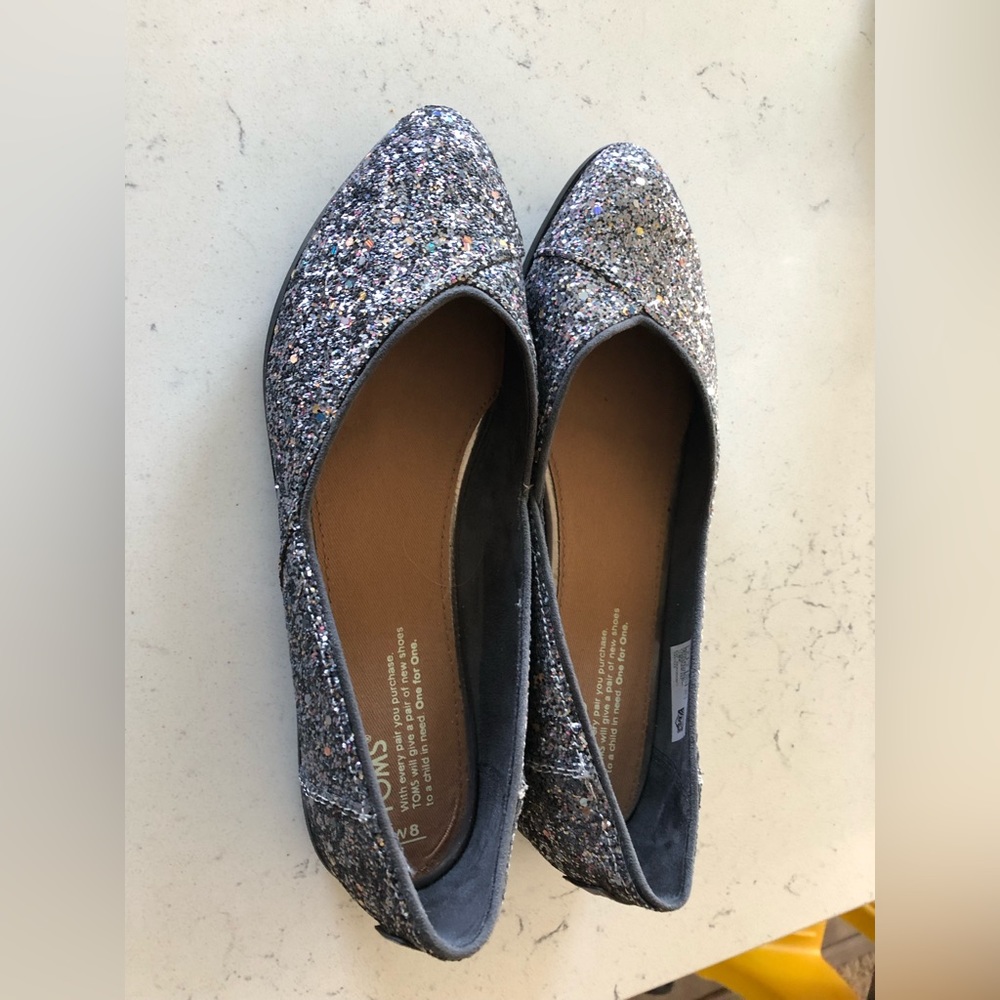 Toms size 8 glitter flats never worn.